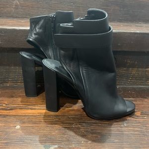 Vince Cuoio Black Leather Opwn Toe Pumps